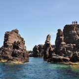 Nido dei Passeri � Ci spostiamo sull�isola di Sant�Antioco, posta di fronte alla costa occidentale della Sardegna per trovare questa lunga scogliera a picco sul mare, ideale per la pesca subacquea. Il luogo prende il nome dal soprannome dato dagli abitanti alle barriere coralline che spuntano dall'acqua colonizzate dagli uccelli